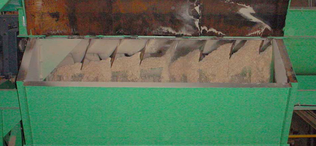 side fed screw discharging sawdust onto a DiamondRoll screen